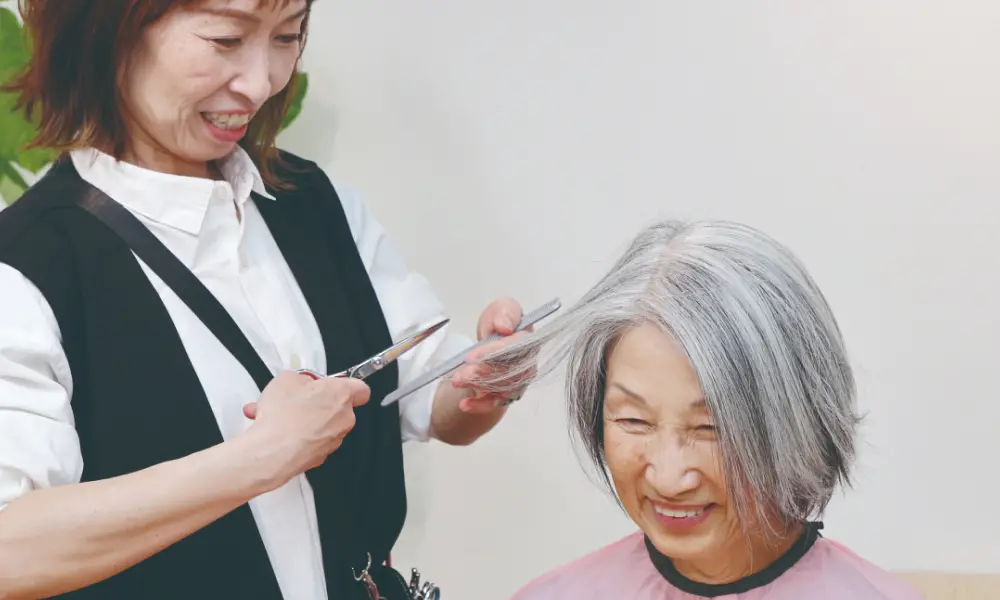 話しやすく安心できる美容師の様子